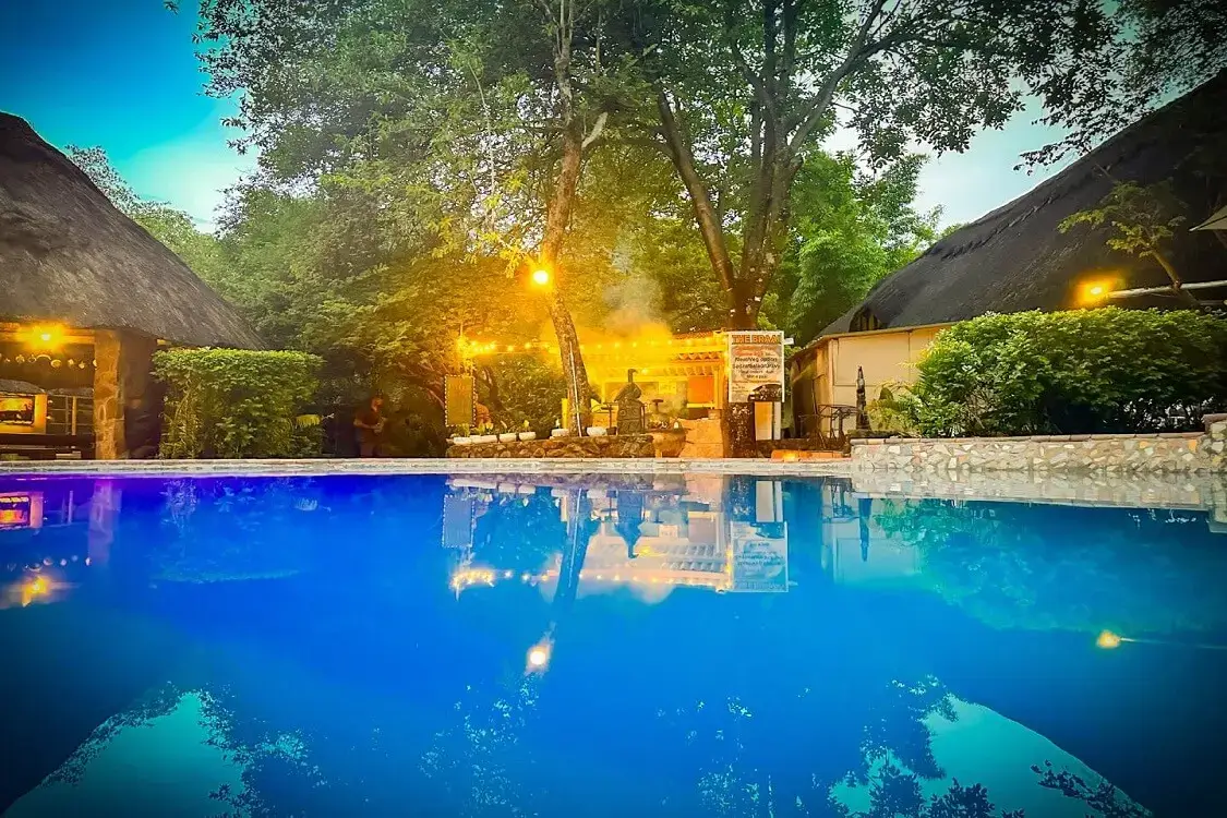 4days-vicfalls-backpackers (2) 4days-vicfalls-backpackers (2)